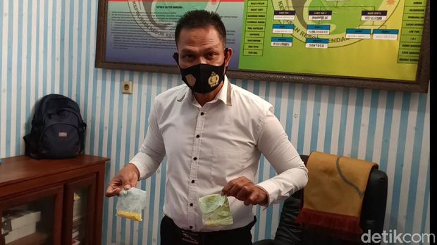 Kasat Resnarkoba Polres Kendal AKP Agus Riyanto menunjukkan barang bukti pil koplo, Kamis (17/9/2020).