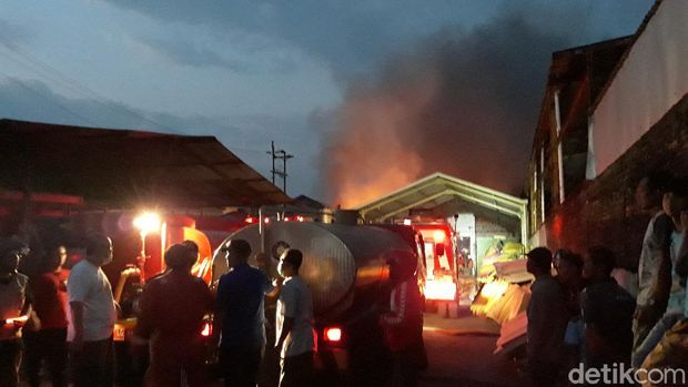Kebakaran di pabrik spons atau busa kasur di Sukoharjo, Kamis (17/9/2020).