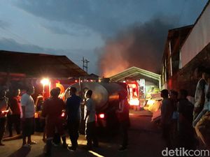 Kebakaran di Pabrik Spons Sukoharjo Berhasil Dipadamkan