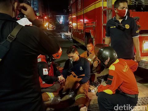 Kebakaran terjadi di gudang mesin jahit di Jalan Niaga Tambang, Surabaya.