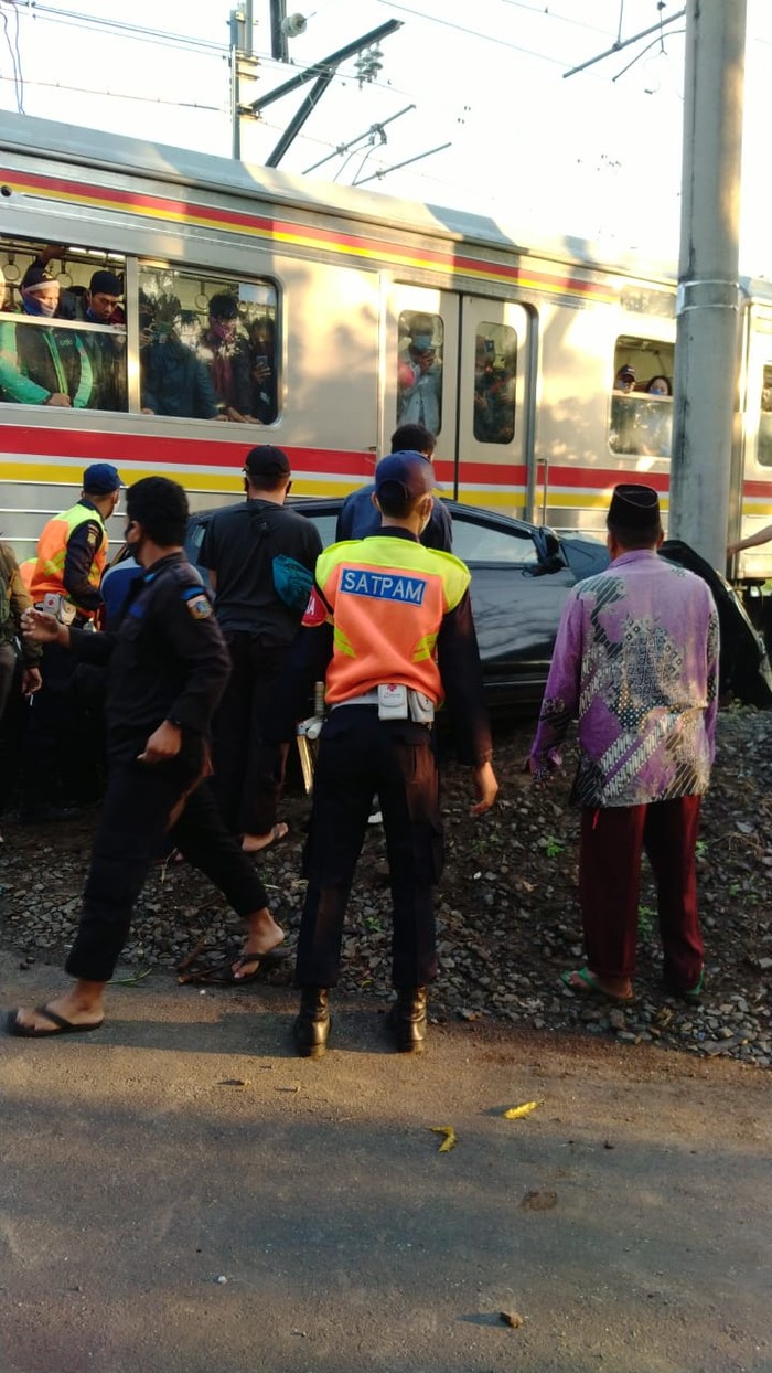 Kecelakaan mobil vs KRL  di perlintasan TPU Tanah Kusir. (Dok Polres Jaksel)