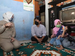 Menaker Sambangi 4 Rumah Pekerja Penerima Subsidi Upah di Cikarang