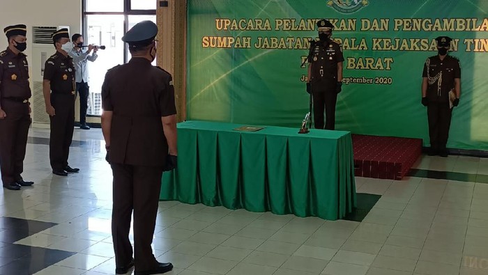 Kepala Kejaksaan Tinggi Papua Barat, Wilhelmus Lingitubun. (Dokumentasi Kejagung)