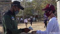 Masih dalam masa pandemi, wisatawan yang masuk harus dicek suhu terlebih dahulu.