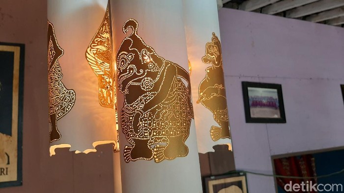 Kreasi Samsul Maarif berupa lampion bergambar siluet.