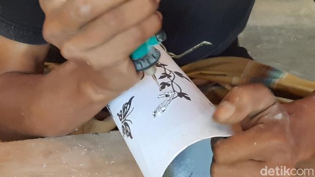 Kreasi Samsul Ma'arif berupa lampion bergambar siluet.