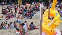 Warga membludak saat liburan Hari Raya Galungan di Pantai Sanur, Denpasar, Bali, Kamis (17/9/2020).