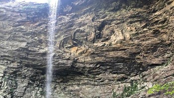 Titik putih di sebelah kanan adalah manusia. Foto: Brightside