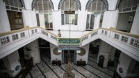 Seperti diketahui, Masjid Cut Meutia menjadi salah satu bangunan bersejarah yang ada di kawasan Ibu Kota. Bangunan yang telah berusia ratusan tahun itu sebelum menjadi masjid sempat menjadi kantor biro arsitek Belanda, kantor Jawatan Kereta Api Belanda, dan Kantor Angkatan Laut Jepang.
