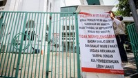 Petugas mengikat spanduk informasi penutupan Masjid Cut Meutia, Jakarta, Kamis (17/9/2020).