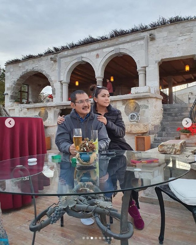 Holiday is over..Bye bye Istanbul..❤️ Gonna miss all over place we steps and We had Incredible Holiday 💖💖, begitu Mayangsari menulis di keterangan fotonya di Instagram yang menampilkan kemesraannya dengan sang suami Bambang Trihatdmojo. Foto: instagram.com/mayangsaritrihatmodjoreal/