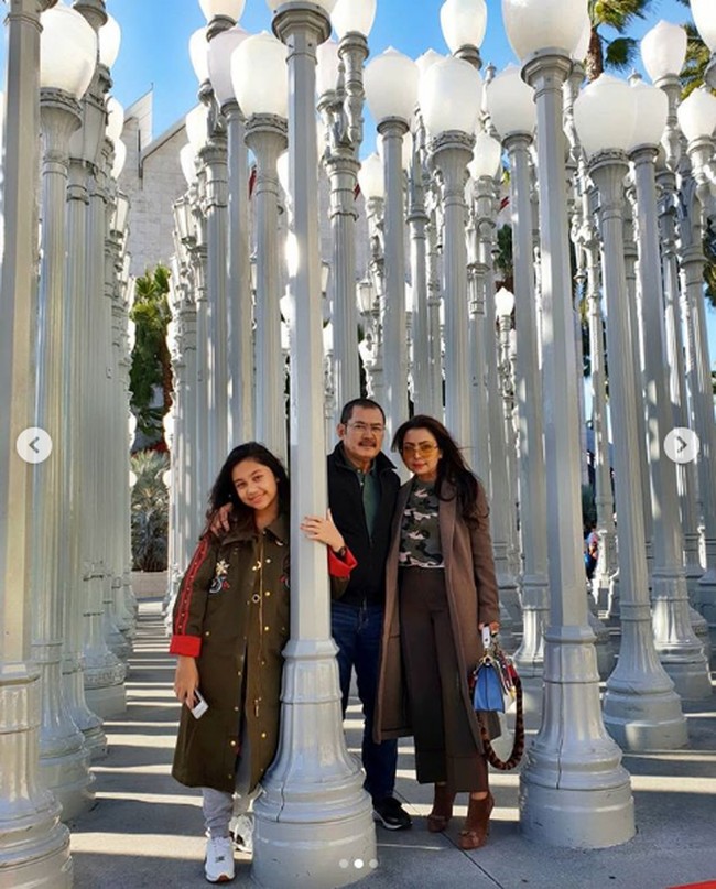 Liburan ke AS, Mayangsari dan Bambang Trihatmodjo serta putri mereka, Khirani, tak melewatkan untuk berpose di hiasan lampu-lampu legendaris yang ada di depan Los Angeles County Museum of Art, Los Angeles, California. Foto: instagram.com/mayangsaritrihatmodjoreal/