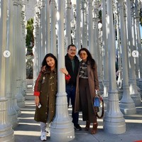 Liburan ke AS, Mayangsari dan Bambang Trihatmodjo serta putri mereka, Khirani, tak melewatkan untuk berpose di hiasan lampu-lampu legendaris yang ada di depan Los Angeles County Museum of Art, Los Angeles, California. Foto: instagram.com/mayangsaritrihatmodjoreal/