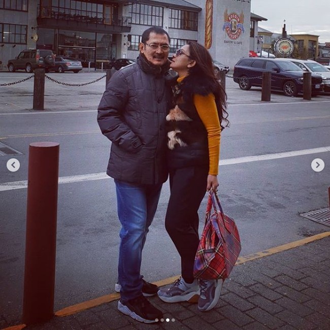 Mayangsari berpose mesra seperti akan mencium pipi Bambang Trihatmodjo, so sweet ya...Foto: instagram.com/mayangsaritrihatmodjoreal/