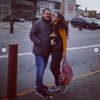 Mayangsari berpose mesra seperti akan mencium pipi Bambang Trihatmodjo, so sweet ya...Foto: instagram.com/mayangsaritrihatmodjoreal/