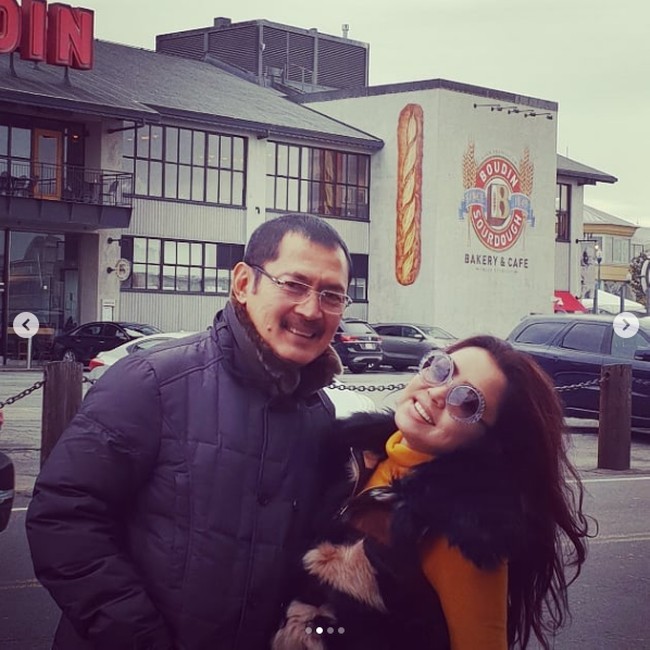 Mayangsari berpose mesra dengan Bambang di depan toko roti legendaris di San Fransisco, Boudin Bakery.  Foto: instagram.com/mayangsaritrihatmodjoreal/