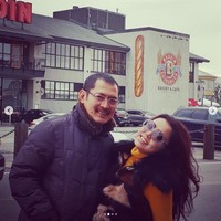 Mayangsari berpose mesra dengan Bambang di depan toko roti legendaris di San Fransisco, Boudin Bakery.  Foto: instagram.com/mayangsaritrihatmodjoreal/