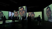 Bertempat di Royal Hall of Industries, para pengunjung memadati karya-karya besar Van Gogh.