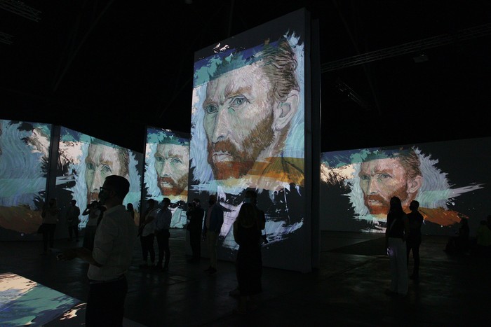 Berkolaborasi dengan teknologi, pameran karya Van Gogh disuguhkan dengan cara yang berbeda. Ya, lukisan tersebut dipamerkan dengan 30 layar IMAX. Penasaran?