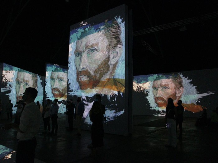 Berkolaborasi dengan teknologi, pameran karya Van Gogh disuguhkan dengan cara yang berbeda. Ya, lukisan tersebut dipamerkan dengan 30 layar IMAX. Penasaran?
