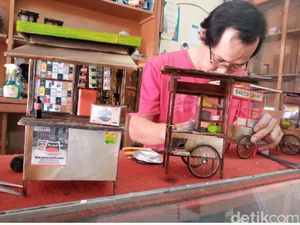 Percaya Nggak? Miniatur Gerobak dan Motor ini Dibuat dari Botol Bekas