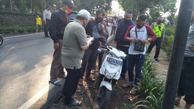 Briptu Andry Wibowo's motorcycle was still on the scene