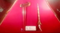 Setelah dicuci bersih, keris dibilas dengan air bunga setaman, dilap menggunakan lap kain dan diangin-anginkan sampai kering. Selanjutnya adalah pewarangan yakni proses mengoles keris dengan warangan untuk mengawetkan keris, termasuk untuk menampakkan pamor keris. Terakhir diolesi minyak cendana atau melati. 