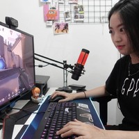 Nona Berlian kini juga eksis di channel Youtube ‘Nona Berlian’ yang sudah mempunyai 390 ribu subscribers. Konten yang ia buat di antaranya daily vlog, tutorial bermain game, QNA dan lainnya. Foto: Instagram @nonaberlian14