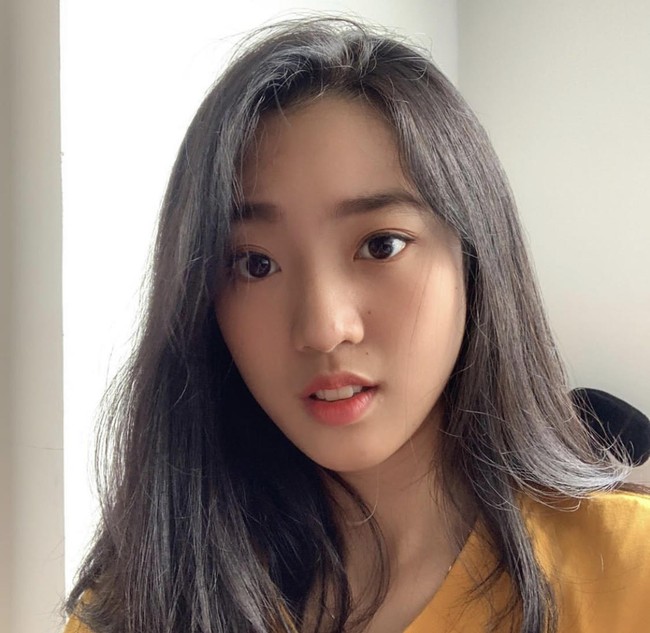 Dulu berpenampilan botak, penampilan Berlian Sakinah kini dengan gaya feminin membuat penggemarnya pangling. Foto: Instagram @nonaberlian14