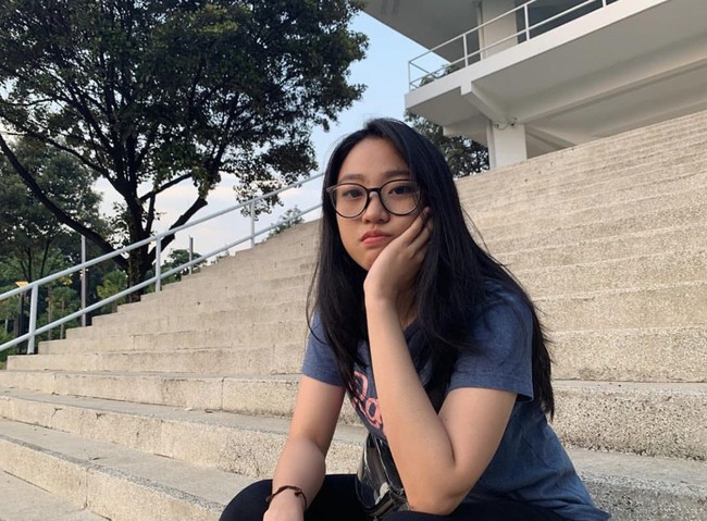 Populer di Instagram dengan nama akun @nonaberlian14, Nona Berlian kerap tampil no makeup saat sedang OOTD atau berkegiatan di luar rumah. Foto: Instagram @nonaberlian14