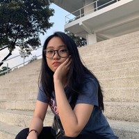 Populer di Instagram dengan nama akun @nonaberlian14, Nona Berlian kerap tampil no makeup saat sedang OOTD atau berkegiatan di luar rumah. Foto: Instagram @nonaberlian14