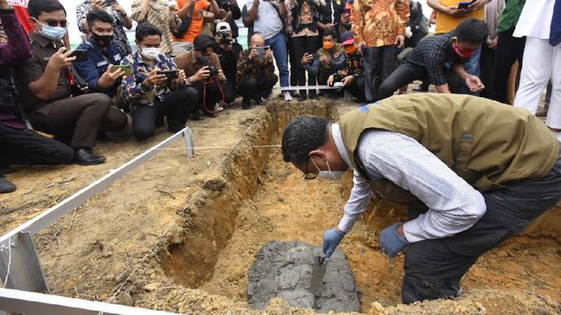 Gubernur Sulsel Nurdin Abdullah meletakkan batu pertama untuk pembangunan hunian tetap bagi korban banjir bandang Luwu Utara, Kamis (17/9/2020).