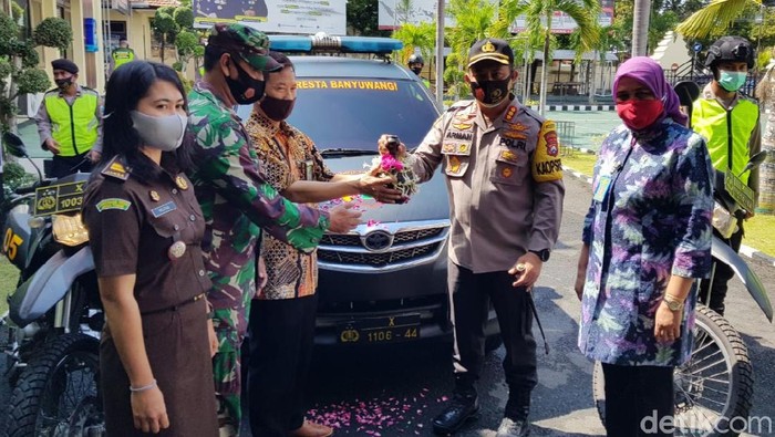 Gugus Tugas Percepatan Penanganan COVID-19 Banyuwangi mendapat armada baru dalam menertibkan masyarakat untuk menggunakan masker. Ada dua mobil Pemburu Pelanggar Protokol Kesehatan (Mobile COVID Hunter) yang mulai beroperasi menyasar tempat keramaian dan destinasi wisata.