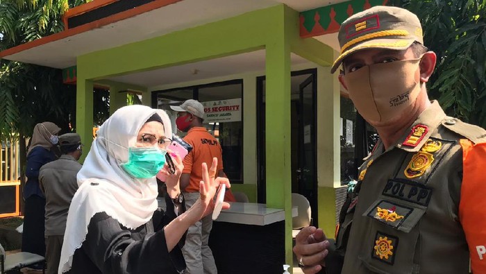 Operasi yustisi di Jl Warung Jati, Pasar Minggu, Jaksel.