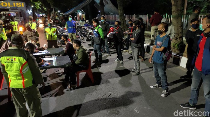 Polisi Kota Kediri membentuk tim pemburu (hunter) pelanggar protokol kesehatan (protkes) COVID-19. Ini termasuk upaya menekan penyebaran COVID 19.