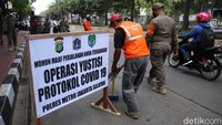 Para pelanggar dikenai denda administrasi atau kerja sosial.