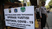 Petugas gabungan melaksanakan operasi yustisi protokol COVID-19 di Jatipadang, Kamis (17/9/2020).