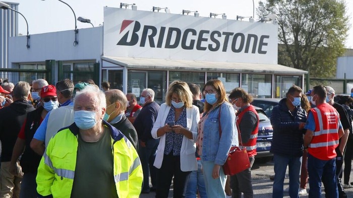 Sejumlah pegawai Bridgestone berdemo di Bethune, Prancis. Demo digelar terkait keputusan perusahaan tutup pabrik di Prancis dan memberhentikan ratusan karyawan.