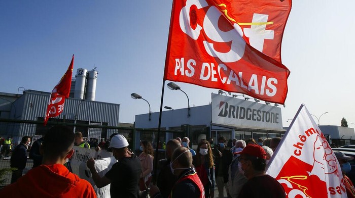 Sejumlah pegawai Bridgestone berdemo di Bethune, Prancis. Demo digelar terkait keputusan perusahaan tutup pabrik di Prancis dan memberhentikan ratusan karyawan.