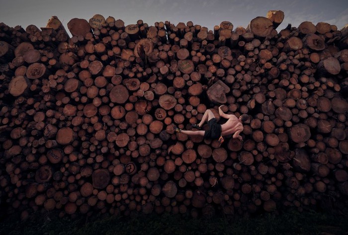 Panjat Batang Kayu KOCHEL AM SEE, GERMANY - SEPTEMBER 15: Georg Filser-Mayerhofer of Germany climbs a log pile while doing some bouldering training in Kochel on September 15, 2020 in Kochel Am See, Germany. (Photo by Adam Pretty/Getty Images)