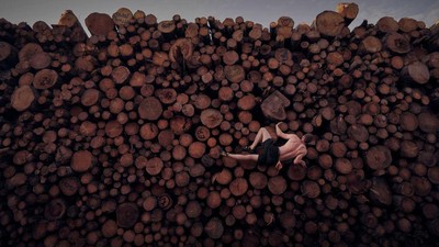 Foto Berlatih Panjat Tebing di Tumpukan Kayu