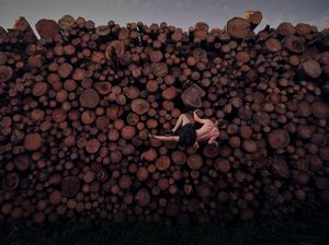 Foto Berlatih Panjat Tebing di Tumpukan Kayu