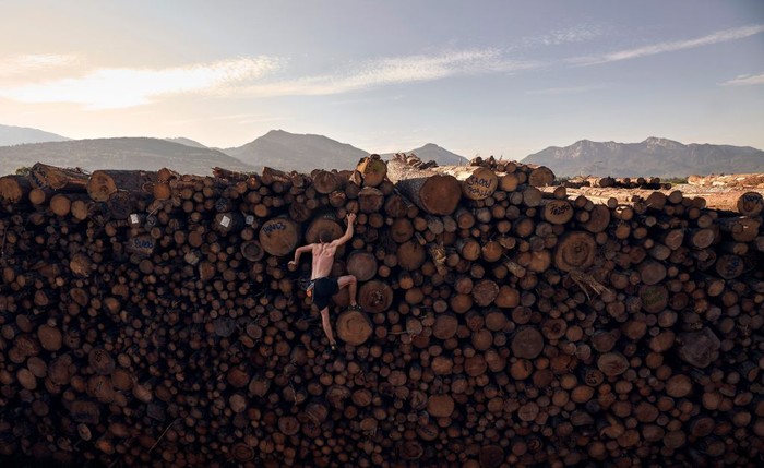 Panjat Batang Kayu KOCHEL AM SEE, GERMANY - SEPTEMBER 15: Georg Filser-Mayerhofer of Germany climbs a log pile while doing some bouldering training in Kochel on September 15, 2020 in Kochel Am See, Germany. (Photo by Adam Pretty/Getty Images)
