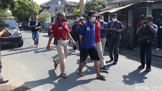 Para tersangka penyerang acara doa nikah dihadirkan saat rekonstruksi, 17/9/2020
