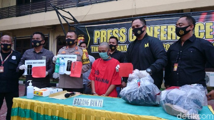 Pelaku pembunuhan pacar sendiri (M Iqbal/detikcom)