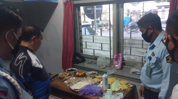 Petugas memeriksa barang bukti pil koplo di Lapas Kendal, Kamis (17/9/2020).