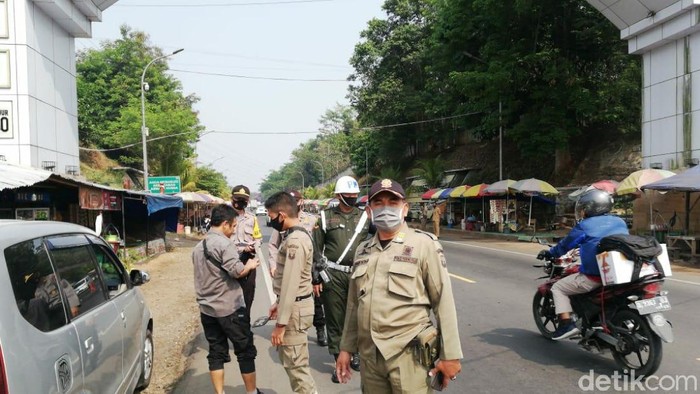 Petugas menindak pelanggar protokol kesehatan atau yang tidak menggunakan masker.