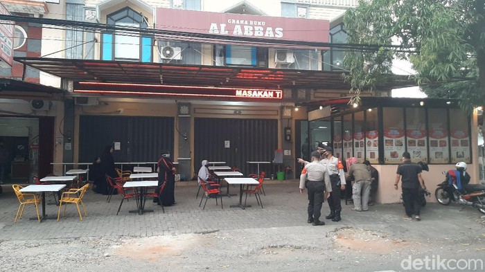 Polisi Strelisasi Jalan Tempat Syekh Ali Jaber Buka Bersama
di malang