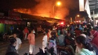 Warga sekitar dan para pedagang yang memiliki los dan kios di pasar itu langsung berdatangan. Mereka berusaha menyelamatkan barang-barang dagangannya yang berada di pasar tersebut. 