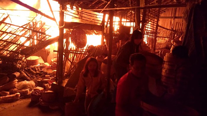 Kebakaran terjadi di kawasan Pasar Cepogo, Boyolali, Jateng. Pedagang dan warga sekitar pun berusaha menyelamatkan barang-barang dagangan mereka di pasar itu.
